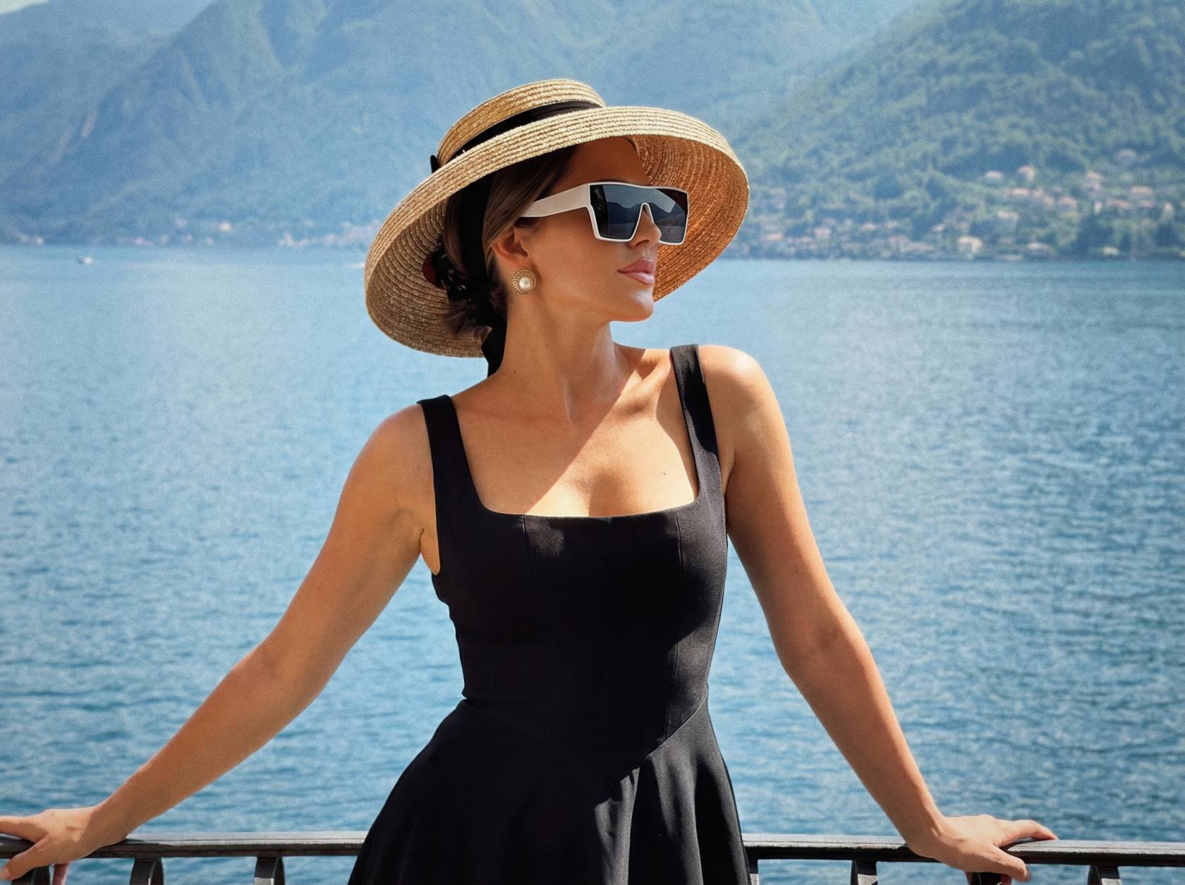 Women's vapour blue high-set sunglasses, ARVUE UAE